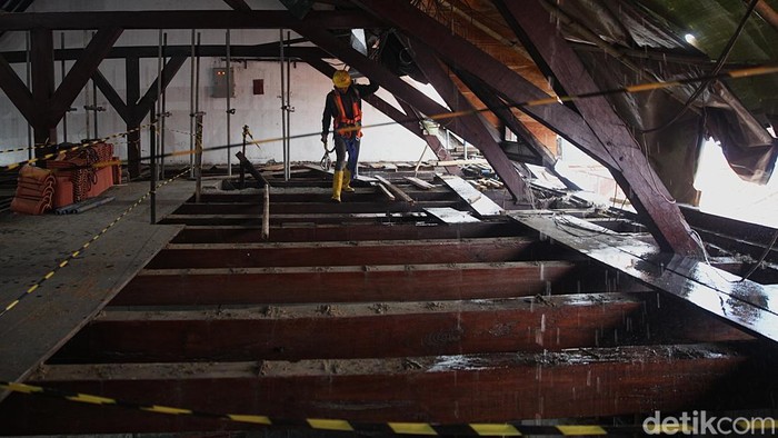 Proyek revitalisasi Museum Bahari di kawasan Penjaringan, Jakarta Utara, tengah berlangsung. Pada Rabu (12/11/2025), sejumlah pekerja tampak sibuk memperbaiki bagian atap dan dinding bangunan tua yang menjadi saksi sejarah perdagangan maritim di masa kolonial Belanda itu.