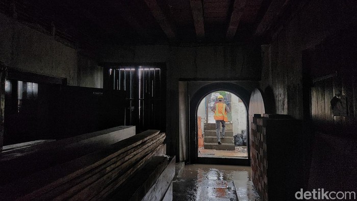 Proyek revitalisasi Museum Bahari di kawasan Penjaringan, Jakarta Utara, tengah berlangsung. Pada Rabu (12/11/2025), sejumlah pekerja tampak sibuk memperbaiki bagian atap dan dinding bangunan tua yang menjadi saksi sejarah perdagangan maritim di masa kolonial Belanda itu.