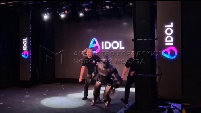 Robot Rusia jatuh di atas panggung