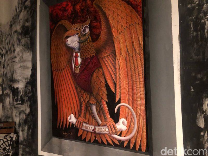 Rokhyat dan lukisan 'Tikus dalam Garuda'. (Ayuningtias Puji Lestari) Rokhyat dan lukisan 'Tikus dalam Garuda'. (Ayuningtias Puji Lestari)