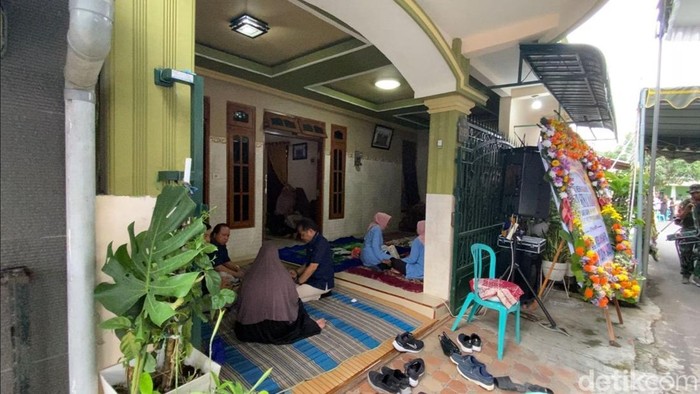 Rumah duka istri pegawai pajak di Manokwari yang dibunuh. Ternyata korban warga Blitar.