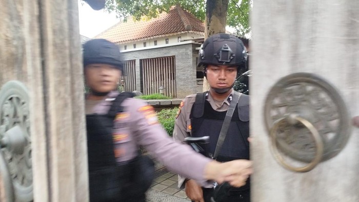 Rumah IBP, teman dekat Direktur RSUD dr Harjono di Ponorogo saat digeledah KPK.