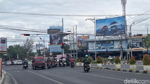 Salah satu reklame yang ada di Simpang Tanak Aji, Mataram, beberapa waktu lalu.