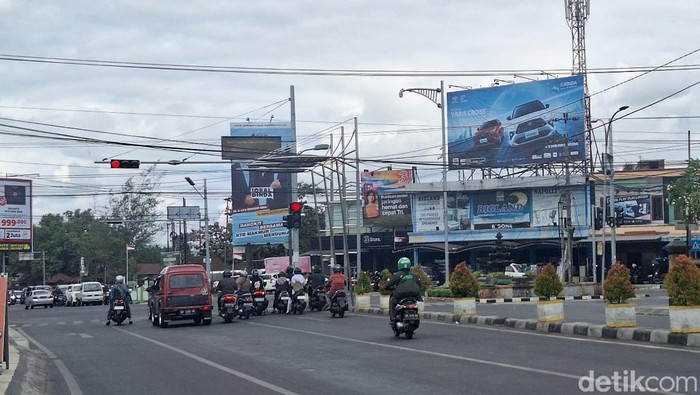 Salah satu reklame yang ada di Simpang Tanak Aji, Mataram, beberapa waktu lalu.