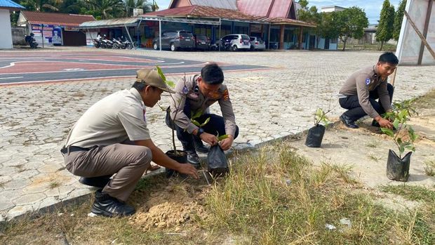 Satlantas)Polres Siak menanam pohon sebagai bagian program Kapolda Riau Irjen Herry Heryawan tentang penanaman 21.000 bibit pohon di jajaran Polda Riau (dok Ist)