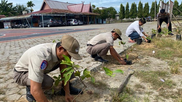 Satlantas)Polres Siak menanam pohon sebagai bagian program Kapolda Riau Irjen Herry Heryawan tentang penanaman 21.000 bibit pohon di jajaran Polda Riau (dok Ist)