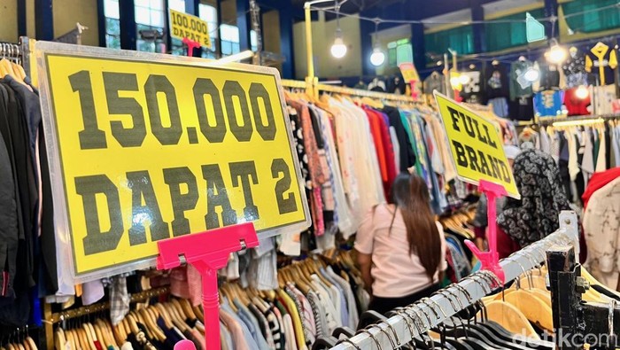 Sejumlah konsumen memilih fashion thrift di Thrift Festival Banyuwangi 2025.