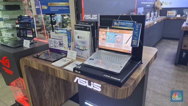 Sejumlah laptop dipasarkan di beberapa kios yang berada dalam Harco Mangga Dua, Jakarta Utara, Selasa (11/11/2025). (CNBC Indonesia/Chandra Dwi Pranata)