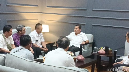 Sejumlah perangkat Desa Bukti, Kecamatan Kubutambahan, Buleleng, mendatangi Kantor Bupati Buleleng pada Rabu (12/11/2025).