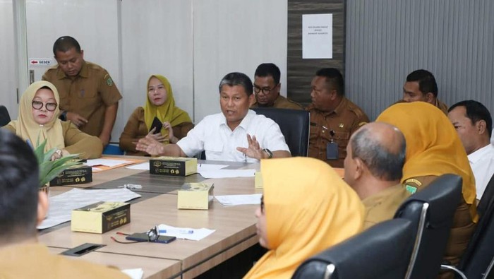 Sekda Kota Batam, memimpin rapat pemaparan Rencana Tender KSP Barang Milik Daerah untuk pembangunan Pasar Induk Jodoh. (dok. Diskominfo Kota Batam)