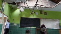 Kondisi ruang kelas tampak rusak parah dengan puing-puing kayu dan genting berserakan di lantai. Beruntung, tidak ada korban jiwa dalam kejadian tersebut karena ambruknya atap terjadi di luar jam pelajaran. ANTARA FOTO/SYAIFUL ARIF