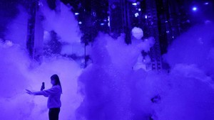 Selain beberapa instalasi interaktif khas teamLab yang dikenal karena memadukan seni, teknologi, dan alam, serangkaian karya baru yang dibuat khusus untuk ruang Kyoto ini, membawa pengunjung ke dalam suasana dan menjadi bagian dari instalasi tersebut. REUTERS/Kim Kyung-Hoon