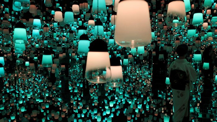 Visitors watch digital artwork at teamLab Biovortex in Kyoto, Japan, November 9, 2025. REUTERS/Kim Kyung-Hoon