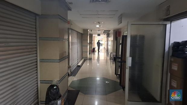 Seorang pengunjung berjalan melewati kios-kios sentra komputer dan komponen pendukung di Harco Mangga Dua, Jakarta Utara, Selasa (11/11/2025) tampak mulai sepi tak seramai dahulu. (CNBC Indonesia/Chandra Dwi Pranata)
