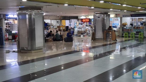 Seorang pengunjung berjalan melewati kios-kios sentra komputer dan komponen pendukung di Harco Mangga Dua, Jakarta Utara, Selasa (11/11/2025) tampak mulai sepi tak seramai dahulu. (CNBC Indonesia/Chandra Dwi Pranata)