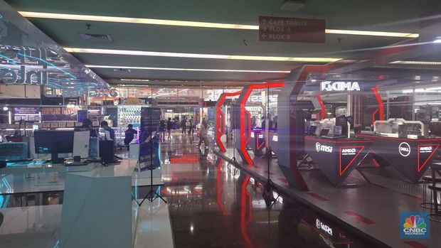 Seorang pengunjung berjalan melewati kios-kios sentra komputer dan komponen pendukung di Harco Mangga Dua, Jakarta Utara, Selasa (11/11/2025) tampak mulai sepi tak seramai dahulu. (CNBC Indonesia/Chandra Dwi Pranata)