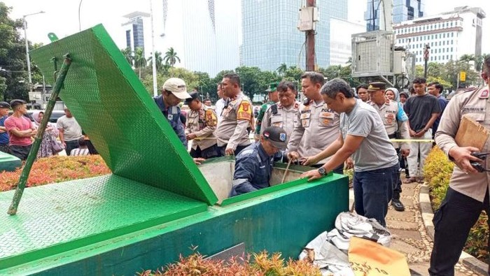 Seorang pria ditemukan tewas di bak kontrol kolam Patung Kuda di Jakpus. Korban diduga tersengat listrik saat akan mengecek pompa kolam Patung Kuda. (ANTARA/HO-Polres Jakpus)