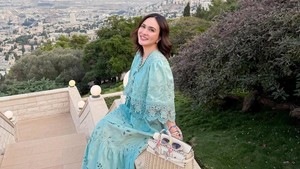 Serasi dengan langit Palestina, Shandy Aulia tampil memesona. Foto: Instagram Shandy Aulia