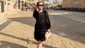 Elegan maksimal, Shandy Aulia mengenakan dress hitam yang serasi banget dengan arsitektur klasik kota tua Yerusalem. Foto: Instagram Shandy Aulia