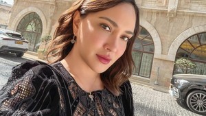 Shandy Aulia tampak antusias selfie di antara bangunan batu bersejarah yang megah dan menawan. Foto: Instagram Shandy Aulia