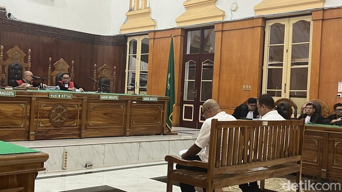 Terdakwa Akhirun Piliang dan sang anak Rayhan Piliang saat bacakan pembelaan di PN Medan