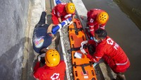 Dalam simulasi yang berlangsung di Indramayu itu, tim SAR gabungan mempraktikkan proses evakuasi korban, penanganan medis darurat, hingga koordinasi cepat antarinstansi. Aksi para petugas ini menggambarkan kesiapan mereka dalam menghadapi situasi darurat di lapangan. ANTARA FOTO/Dedhez Anggara