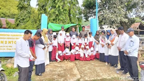 Siswa dan guru SDN 2 Ntonggu, Kecamatan Palibelo, Kabupaten Bima, NTB, yang terlantar tak bisa melaksanakan KBM karena sekolah disegel, Rabu, (12/11/2025)