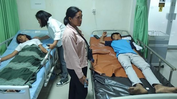 Siswa yang mengalami keracunan menu MBG saat menjalani perawatan medis di rumah sakit di Sumba Barat Daya, NTT, Selasa (11/11/2025). (Dok. Polres Sumba Barat Daya) Siswa yang mengalami keracunan menu MBG saat menjalani perawatan medis di rumah sakit di Sumba Barat Daya, NTT, Selasa (11/11/2025). (Dok. Polres Sumba Barat Daya)