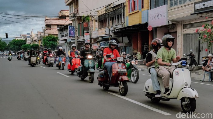 Komunitas Vespa Pengda Sulsel konvoi di Kota Makassar, Sulawesi Selatan (Sulsel).