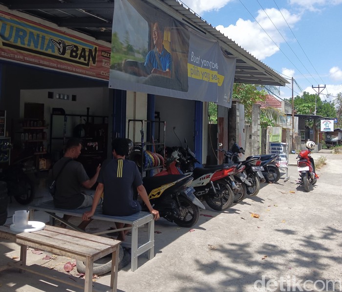 Suasana bengkel milik Kurnia Jaya di Desa Kekait, Kecamatan Gunungsari, Lombok Barat, NTB, Rabu (12/11/2025). (M. Zahiruddin/detikBali)