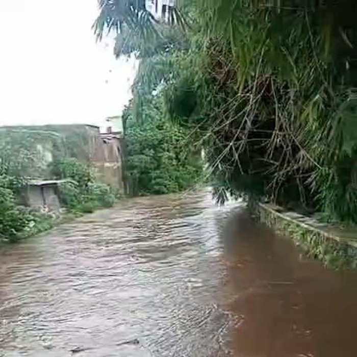Sungai Ancar, Kekalik, Sekarbela, Kota Mataram meluap akibat curah hujan tinggi sejak Rabu pagi (12/11/2025).
(Istimewa)