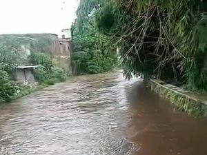 Sungai Ancar di Mataram Meluap, Air Setinggi Jembatan hingga Banjiri Rumah Warga