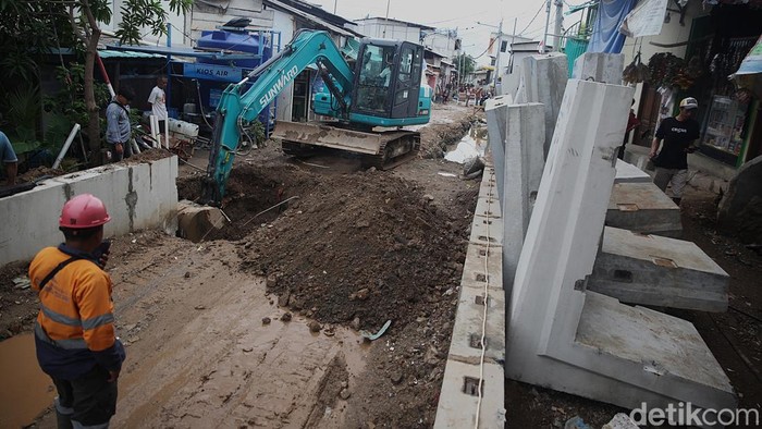 Pekerja mengerjakan proyek pembangunan tanggul mitigasi banjir rob di Jalan Dermaga Ujung, Muara Angke, Jakarta, Rabu (12/11/2025). Pemprov DKI Jakarta membangun tanggul pengaman pantai sepanjang 1,4 kilometer dengan elevasi puncak setinggi 2,5 mdpl guna memitigasi (mengurangi dampak) banjir rob akibat penurunan muka tanah di kawasan Muara Angke.