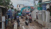Pekerja mengerjakan proyek pembangunan tanggul mitigasi banjir rob di Jalan Dermaga Ujung, Muara Angke, Jakarta, Rabu (12/11/2025).