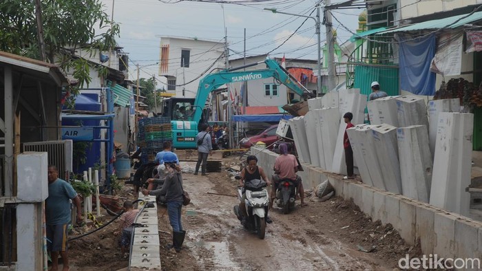 Pekerja mengerjakan proyek pembangunan tanggul mitigasi banjir rob di Jalan Dermaga Ujung, Muara Angke, Jakarta, Rabu (12/11/2025). Pemprov DKI Jakarta membangun tanggul pengaman pantai sepanjang 1,4 kilometer dengan elevasi puncak setinggi 2,5 mdpl guna memitigasi (mengurangi dampak) banjir rob akibat penurunan muka tanah di kawasan Muara Angke.