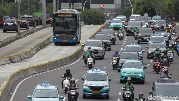 Bus Transjakarta melintas di Jalan Jenderal Sudirman, Jakarta, Rabu (12/11/2025).
