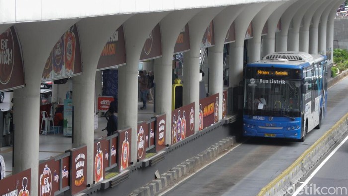 Bus Transjakarta melintas di Jalan Jenderal Sudirman, Jakarta, Rabu (12/11/2025).