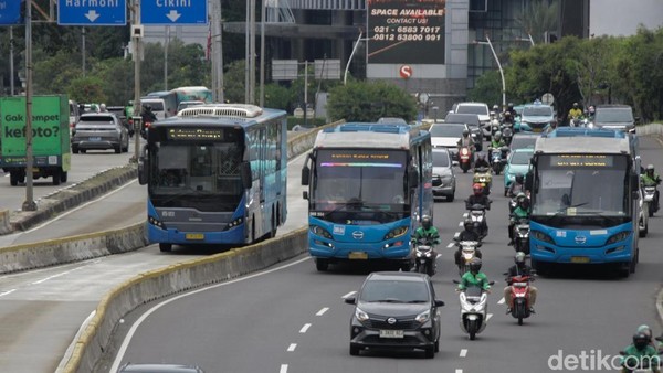 Tarik Ulur Kenaikan Tarif Transjakarta