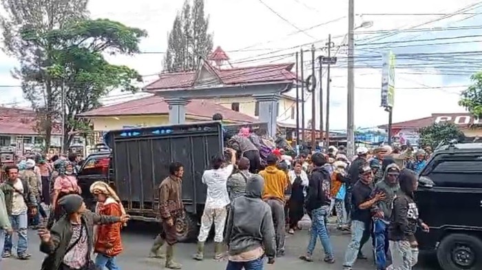 Teks foto: Sekelompok massa saat mendatangi Polres Dairi. (Foto: dok. Polres Dairi)
