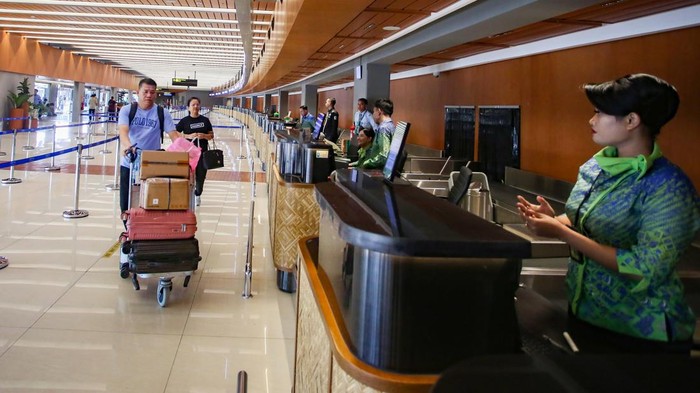 Calon penumpang melihat jadwal keberangkatan pesawat dari layar monitor di Terminal keberangkatan 1C Bandara Soekarno Hatta, Tangerang, Banten, Selasa (11/11/2025). PT Angkasa Pura Indonesia (InJourney Airports) akan kembali mengoperasikan Terminal 1 C dengan wajah baru yang memadukan desain modern dan sentuhan tradisional khas Indonesia pada Rabu (12/11) untuk penerbangan domestik. ANTARA FOTO/Muhammad Iqbal/agr