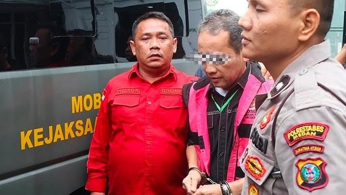 Tersangkan IAS dibawa masuk mobil tahanan Kejari Medan (Dok. Instagram Kejari Medan)