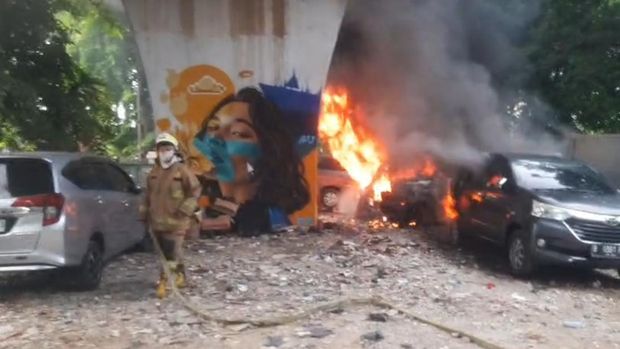 Tiga unit mobil diparkir di kolong rel KA Karang Anyar, Sawah Besar, Jakpus, terbakar, pada Rabu (12/11/2025).