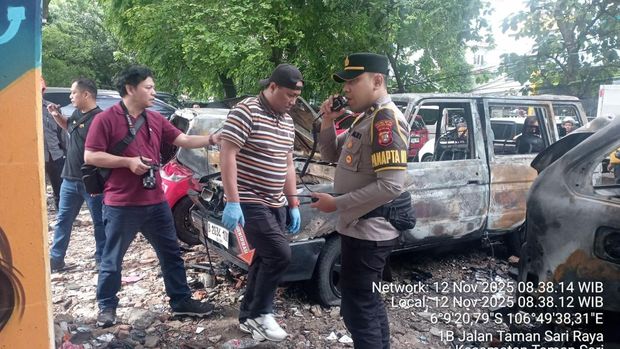 Tiga unit mobil terbakar di parkiran mobil di kolong rel kereta di Jalan Raya Karang Anyar, Jakpus. Pamapta Polres membantu evakuasi di TKP. (dok Istimewa)