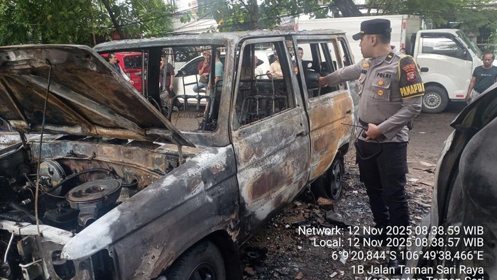 Pamapta Polres Jakpus Bantu Evakuasi 3 Mobil Terbakar di Kolong Rel