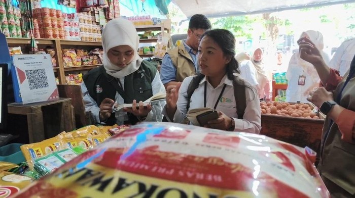 Tim analis Bapanas melakukan sidak ke sejumlah sentra perdagangan di Lamongan untuk memastikan harga beras sesuai HET.