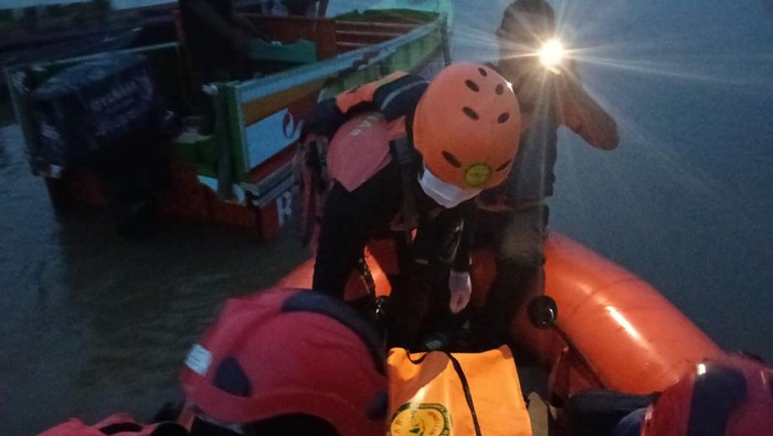 Tim Basarnas Sumsel saat mengevakuasi korban yang tewas tenggelam di Sungai Musi.