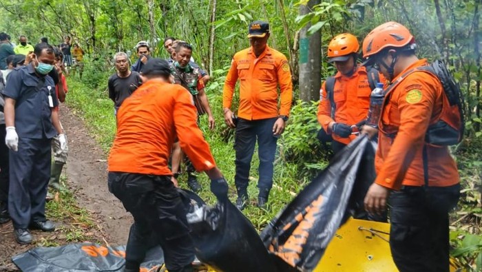 Tim SAR gabungan bersama warga mengevakuasi jenazah lansia yang ditemukan di jurang Desa Bhuana Giri, Karangasem, Rabu (12/11/2025).
