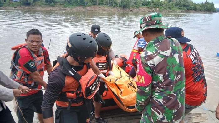 Tim SAR Gabungan mengevakuasi korban ponton atau kapal feri tenggelam di Kutai Barat.