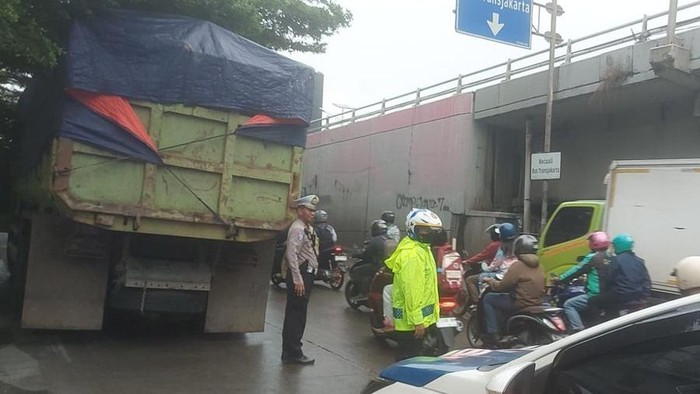 Truk Muatan Tanah Pecah Ban di Jl Letjend S Parman Arah Slipi, Lalin Macet