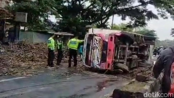 Truk tebu terguling di Pasuruan